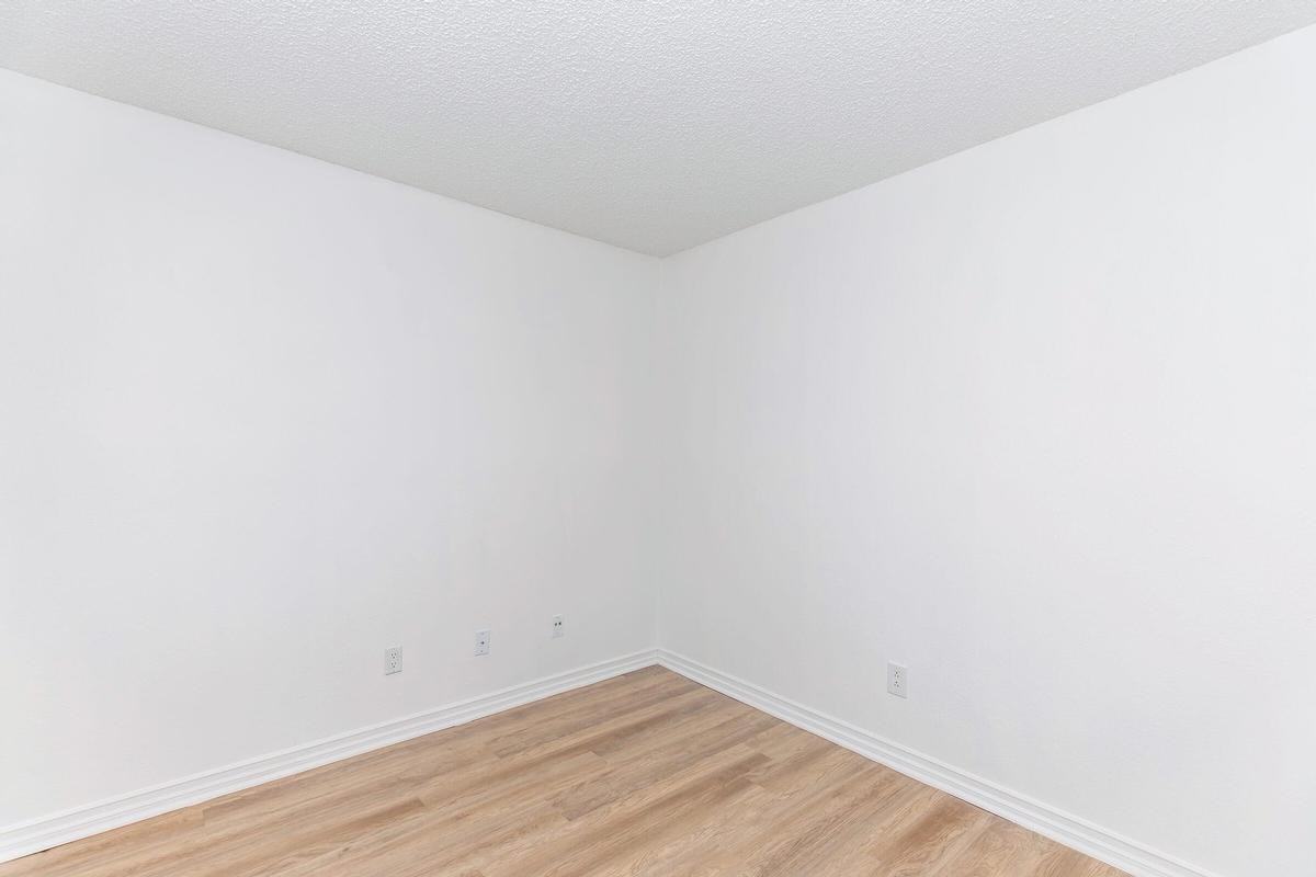 570 Knollview Ct - Photo 4 of 33