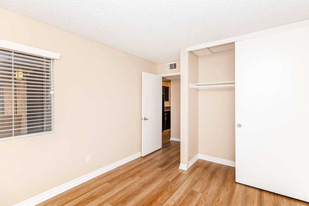 570 Knollview Ct - Photo 5 of 33