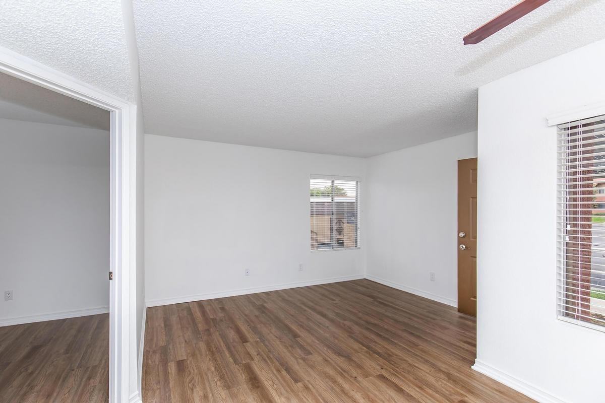 570 Knollview Ct - Photo 7 of 33