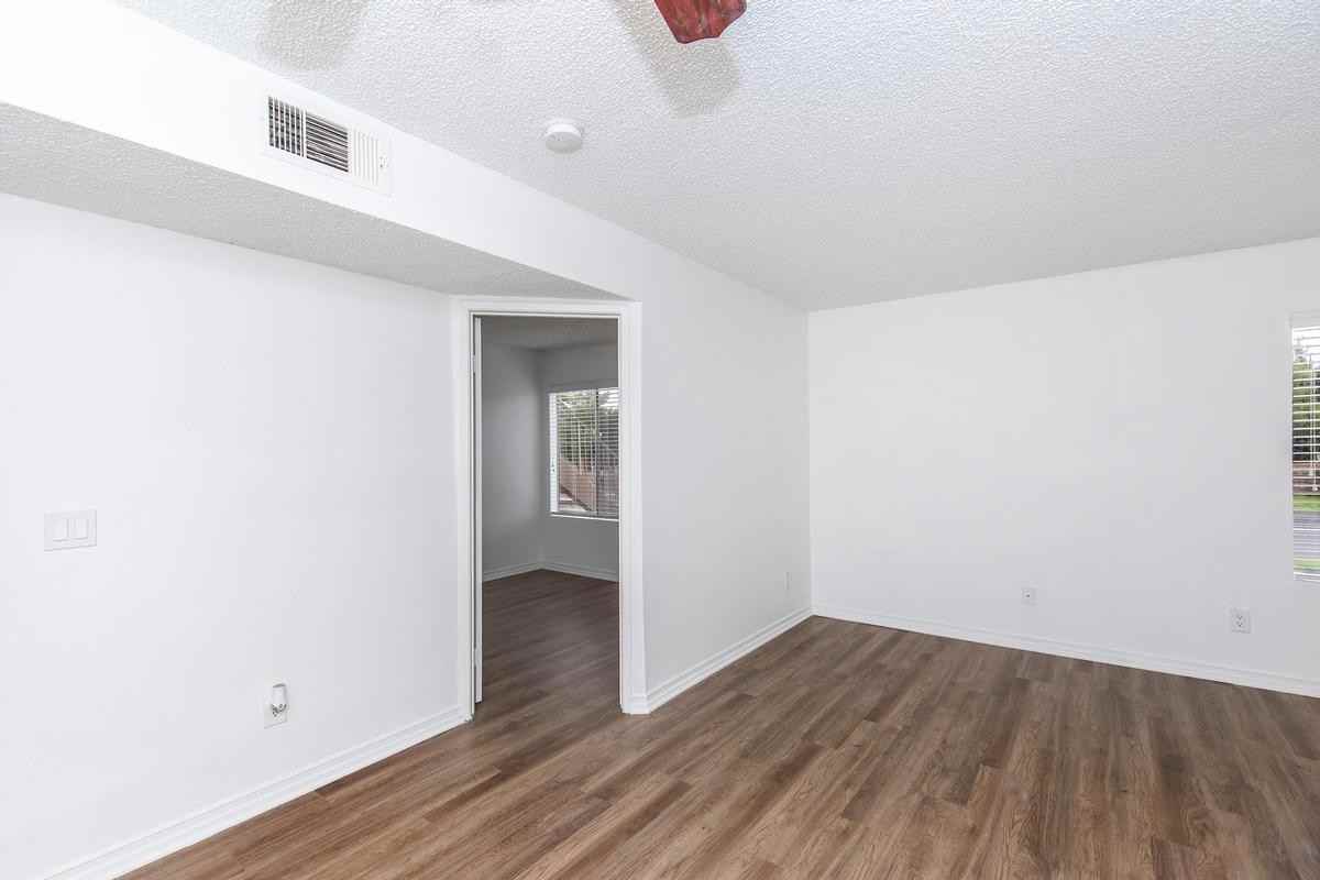 570 Knollview Ct - Photo 3 of 33