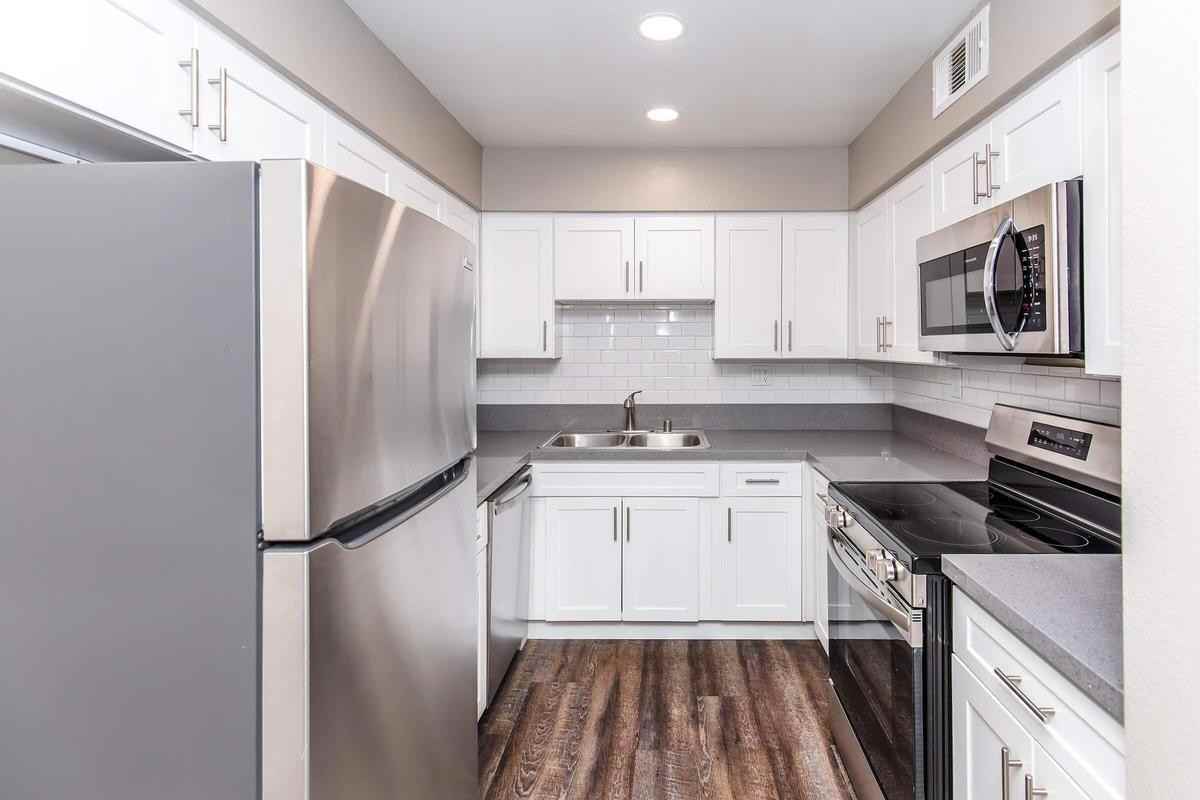 570 Knollview Ct - Photo 7 of 33