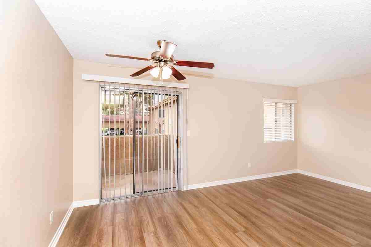 570 Knollview Ct - Photo 7 of 33
