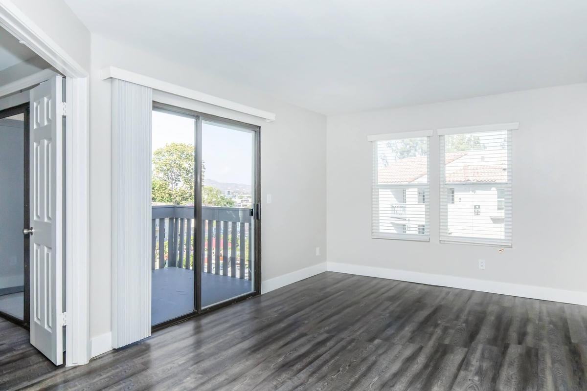 1211 W 6th St - Photo 6 of 43