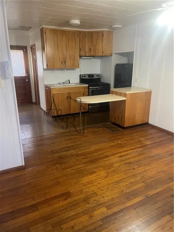 302 E 9th St #1 - Photo 3 of 6