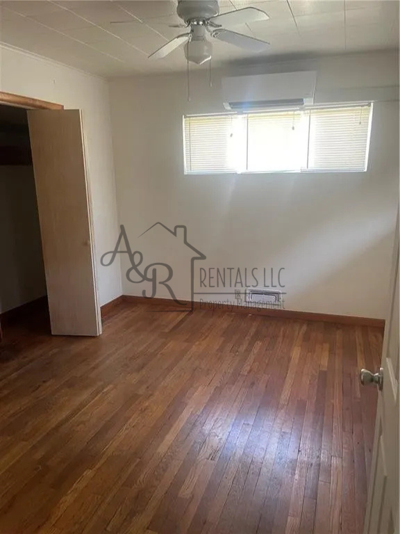 302 E 9th St #1 - Photo 4 of 6