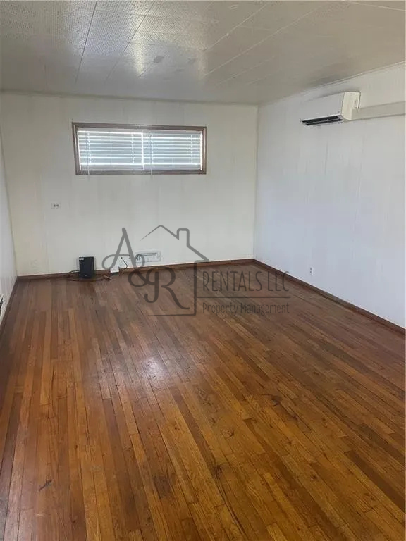 302 E 9th St #1 - Photo 5 of 6