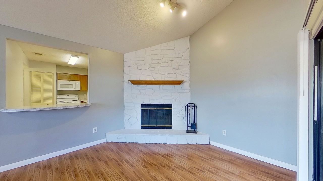 2530 Whispering Woods Blvd - Photo 5 of 25