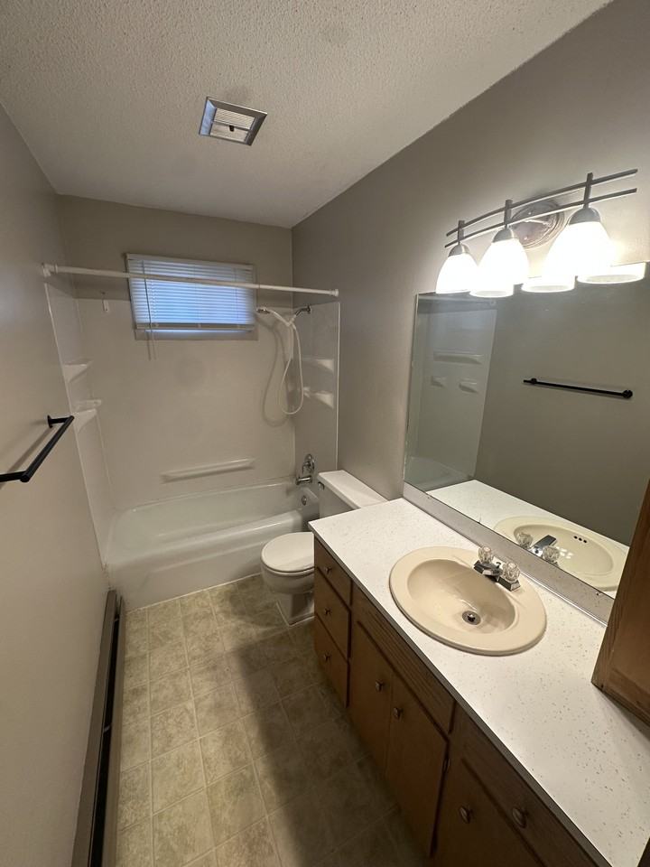 905 N Main St #2 - Photo 4 of 8