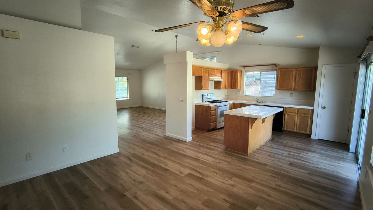 6968 Sunridge Dr - Photo 5 of 46