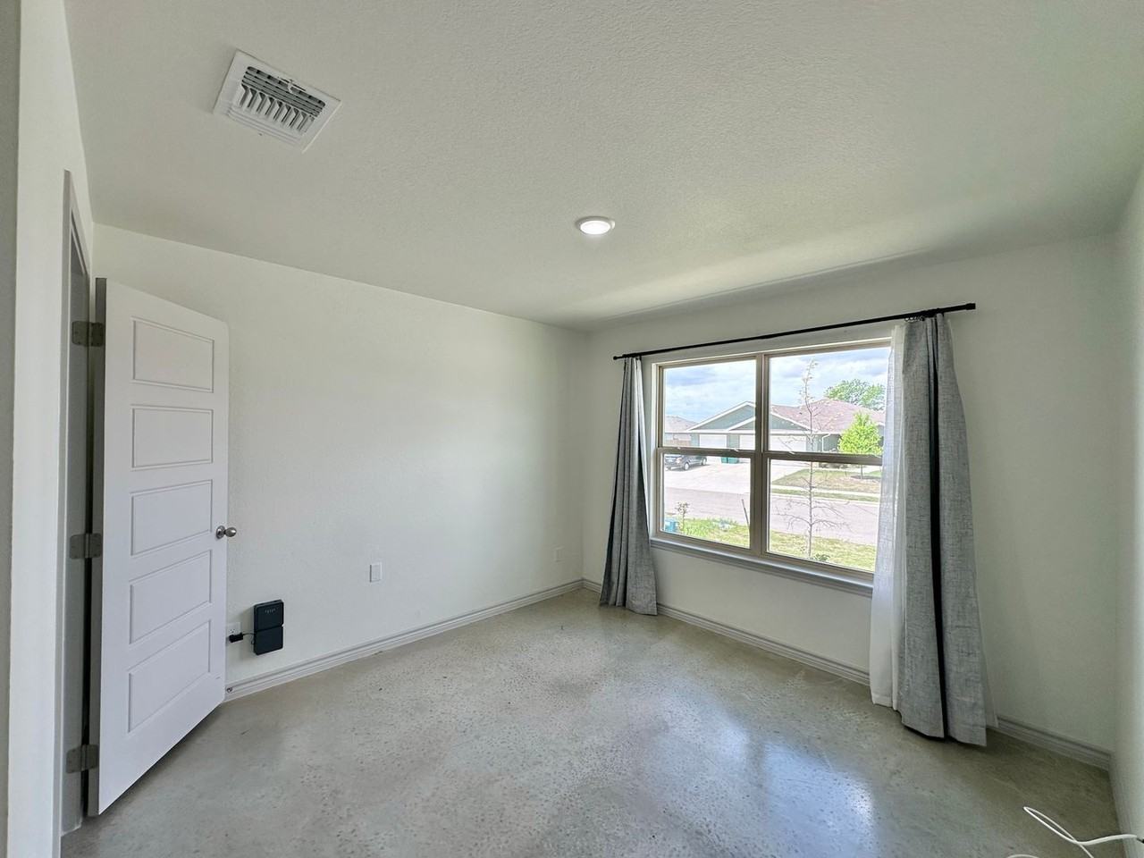 833 Freedom Cir - Photo 3 of 34