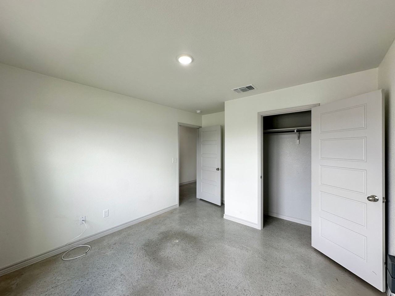 833 Freedom Cir - Photo 4 of 34