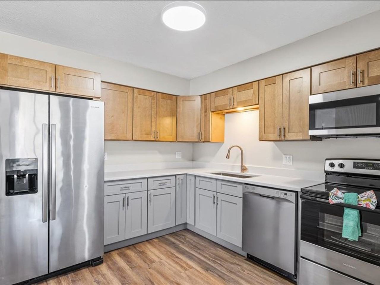 105 N Orr Dr - Photo 2 of 20