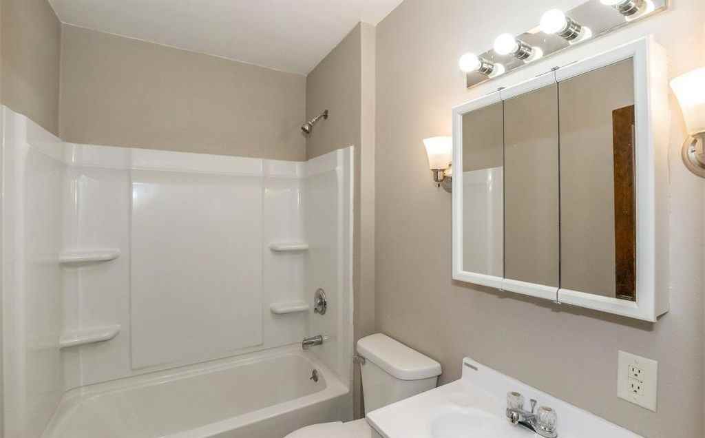 1050 17th St Ne - Photo 2 of 15