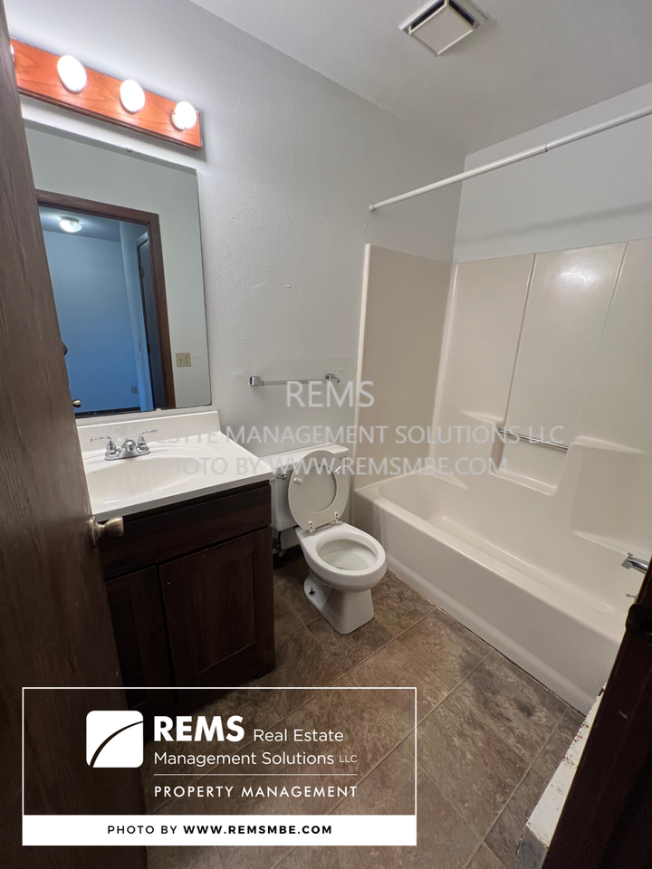 155 W Adams St - Photo 4 of 6