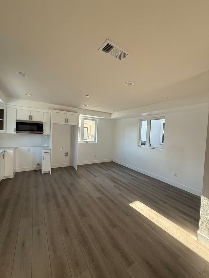 1158 W. 38th St - Photo 3 of 50