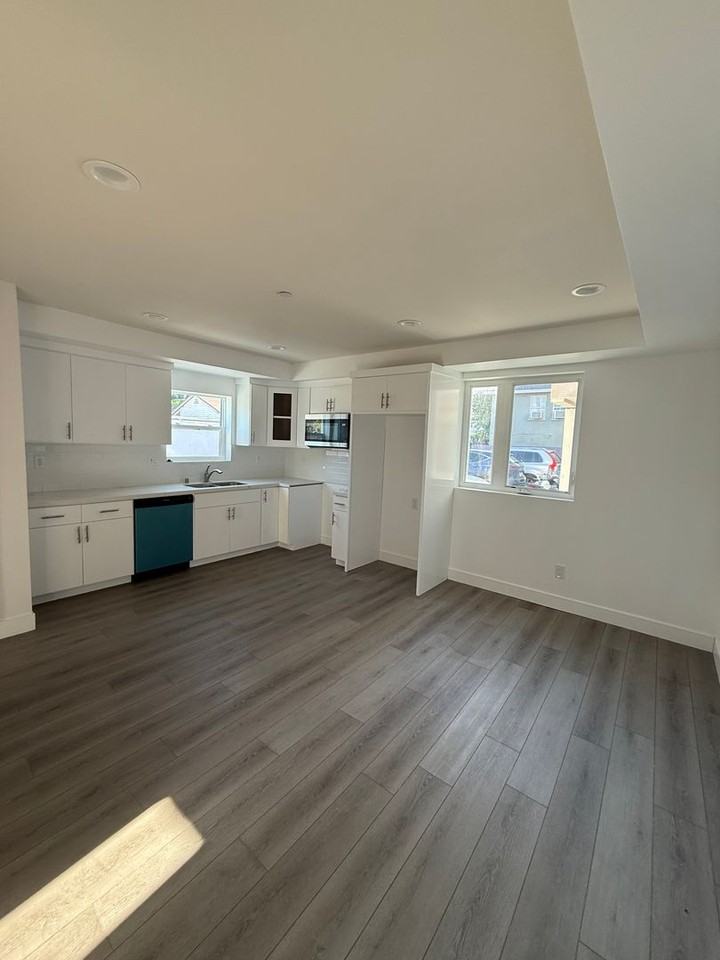 1158 W. 38th St - Photo 4 of 50