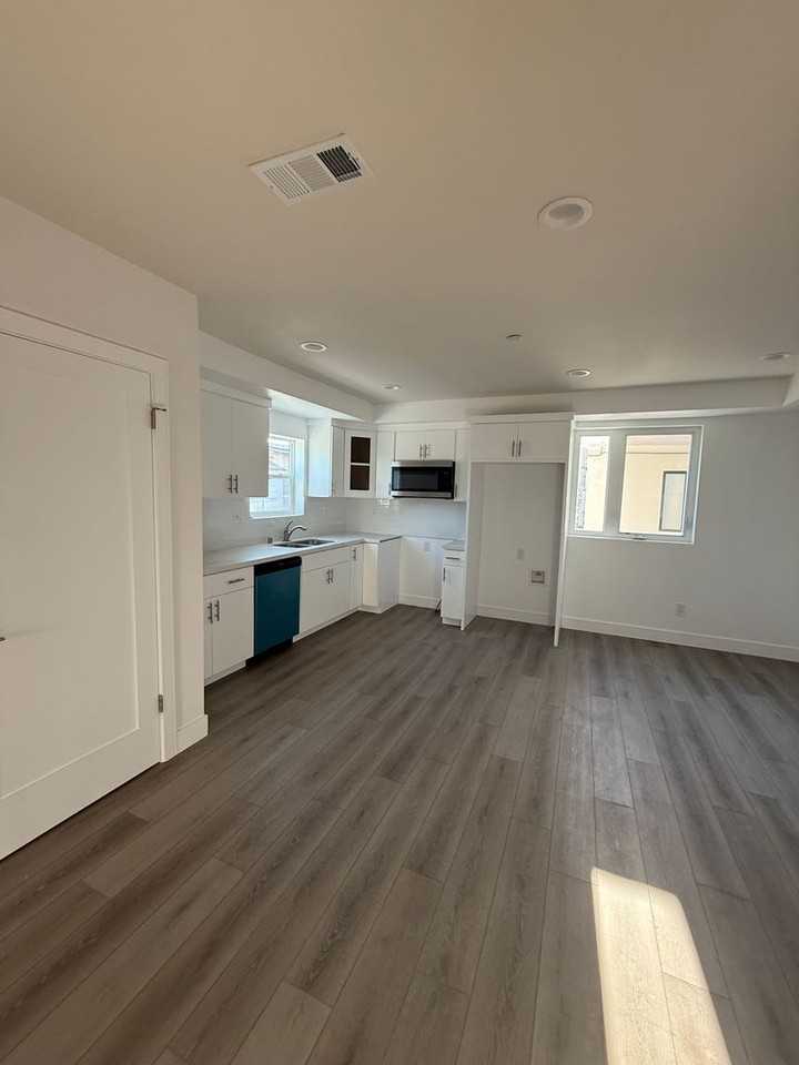 1158 W. 38th St - Photo 6 of 50