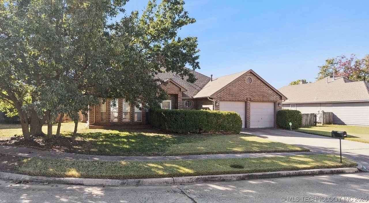 1211 W Edgewater Pl - Photo 2 of 17