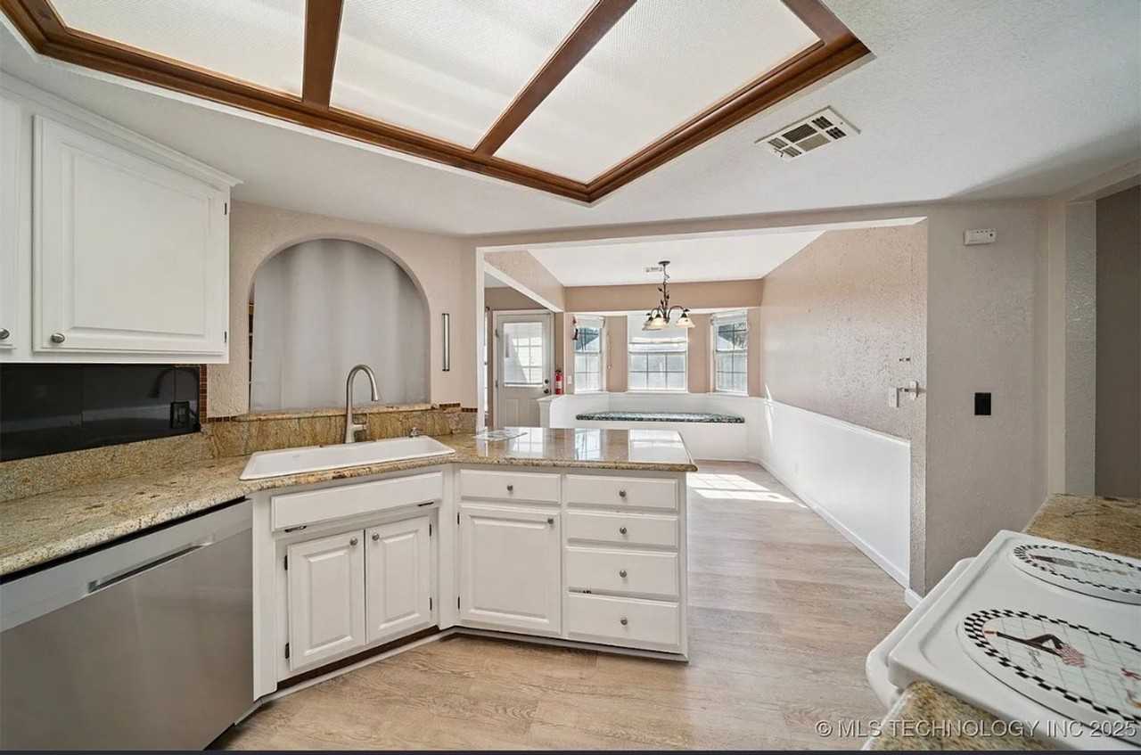 1211 W Edgewater Pl - Photo 6 of 17