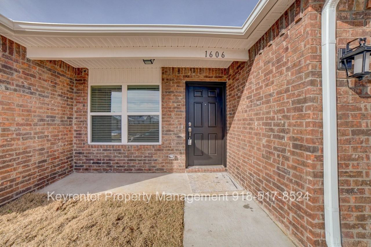 1606 S 31st St - Photo 3 of 27