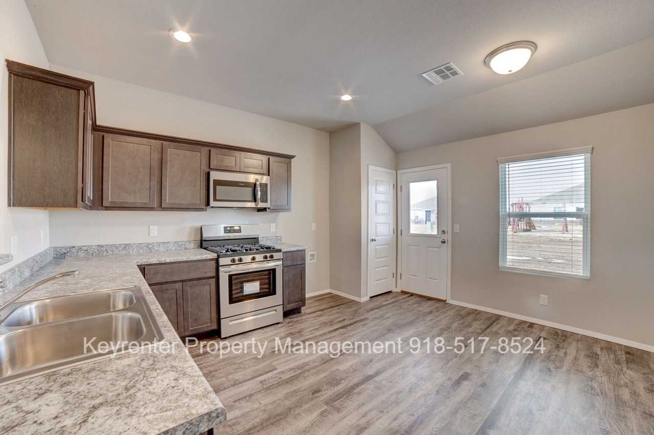 1606 S 31st St - Photo 7 of 27