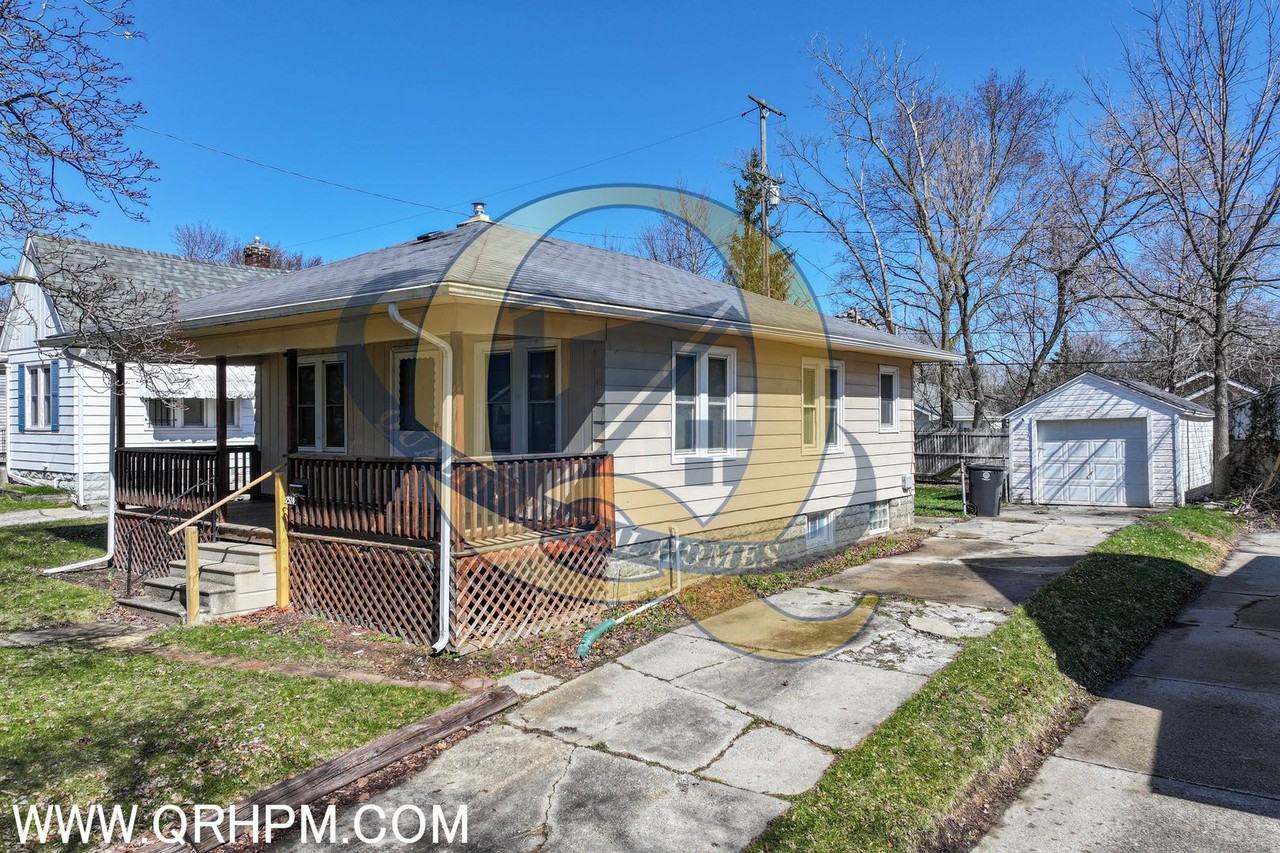 2524 Tyrone St - Photo 2 of 15
