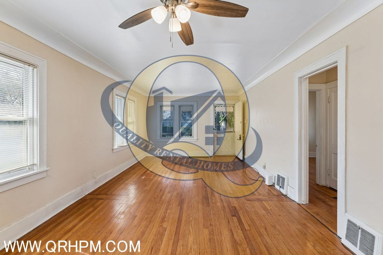 2524 Tyrone St - Photo 5 of 15