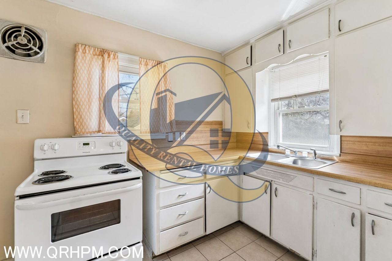 2524 Tyrone St - Photo 7 of 15