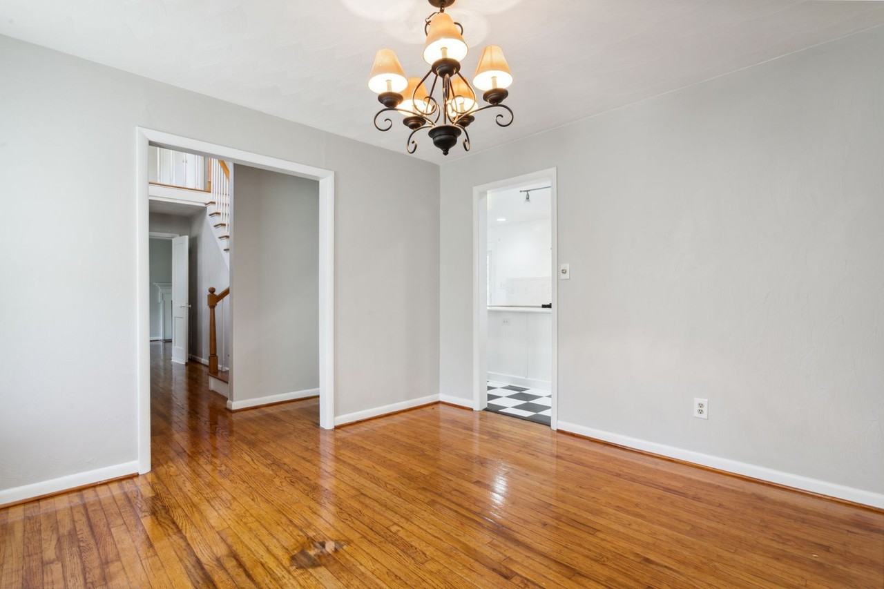 212 Oxford Rd - Photo 3 of 24