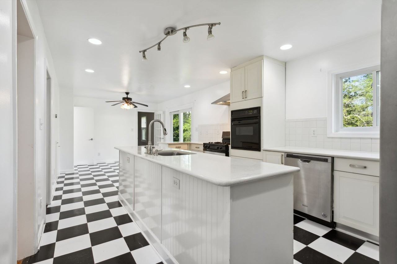 212 Oxford Rd - Photo 5 of 24