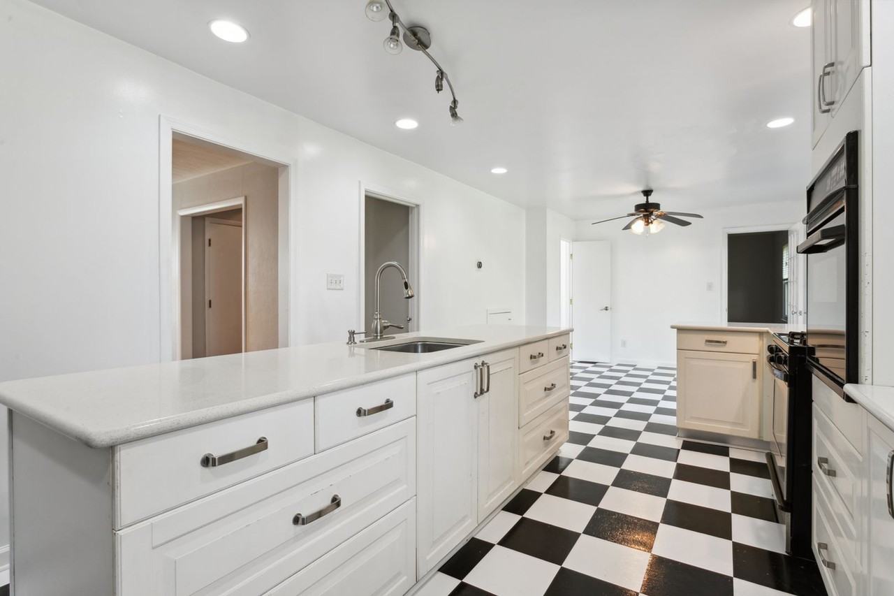 212 Oxford Rd - Photo 7 of 24