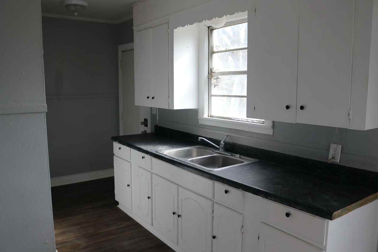 145 E Boulevard St - Photo 4 of 8