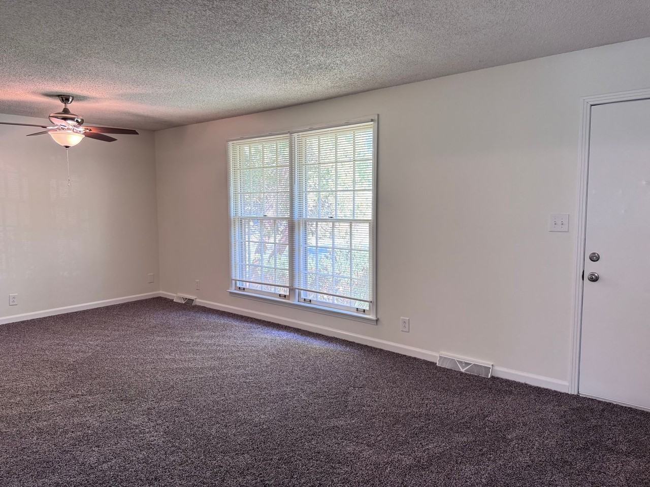 1553 Armistead Dr - Photo 4 of 27