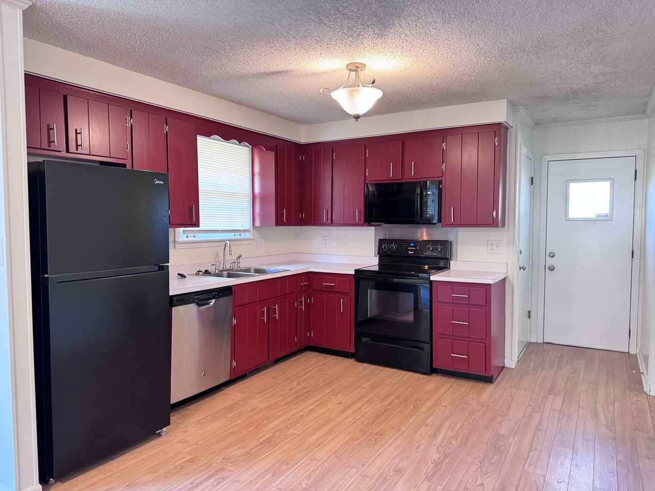 1553 Armistead Dr - Photo 6 of 27