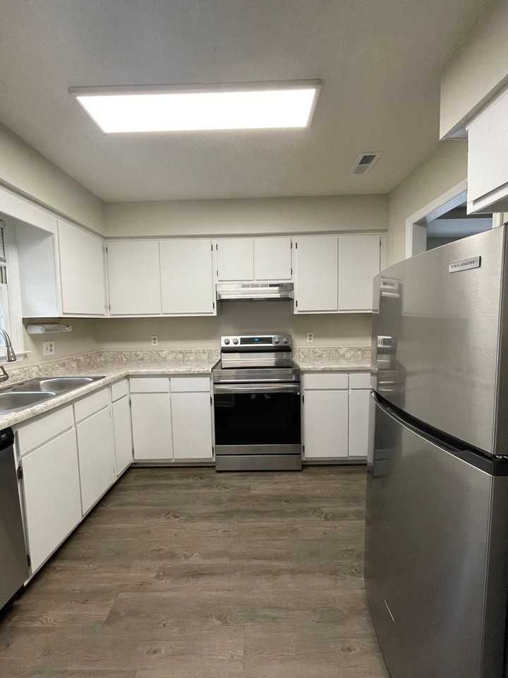 720 Powell Dr Apt A - Photo 2 of 11