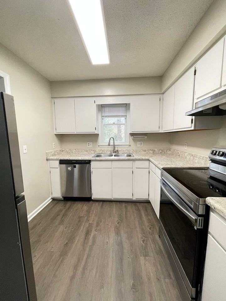 720 Powell Dr Apt A - Photo 4 of 11