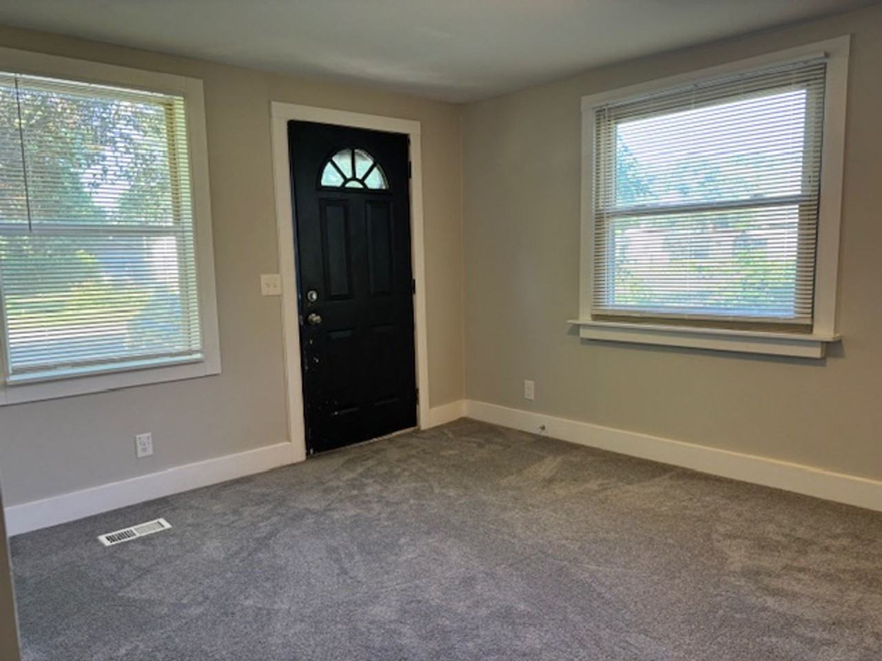 139 Dunkirk St Se - Photo 3 of 13