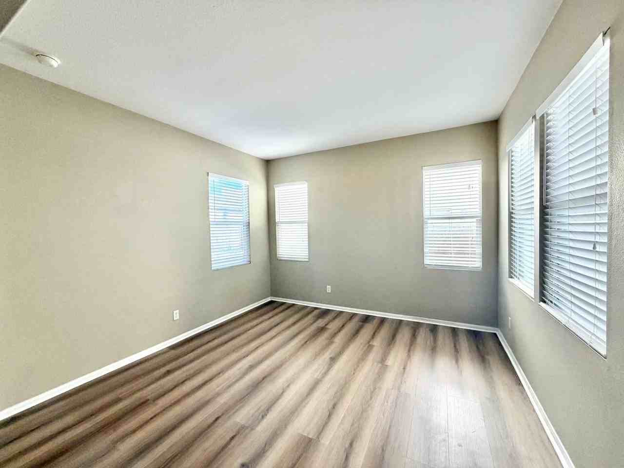 29751 Maxmillian Ave - Photo 7 of 50