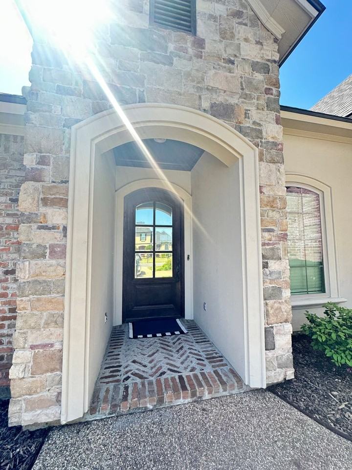 726 Dumaine Dr - Photo 2 of 40