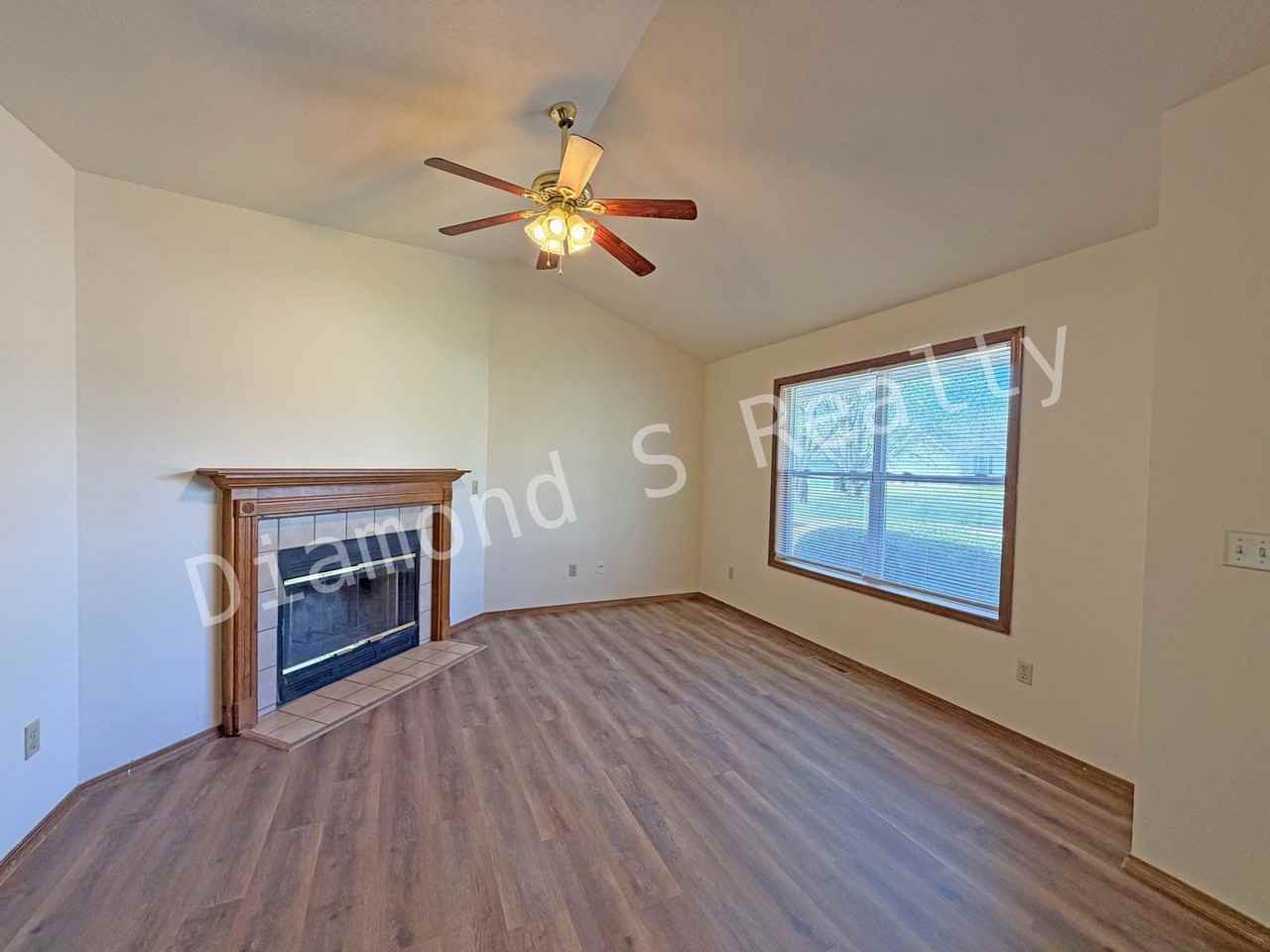 3256 S Hilton Ave - Photo 4 of 15