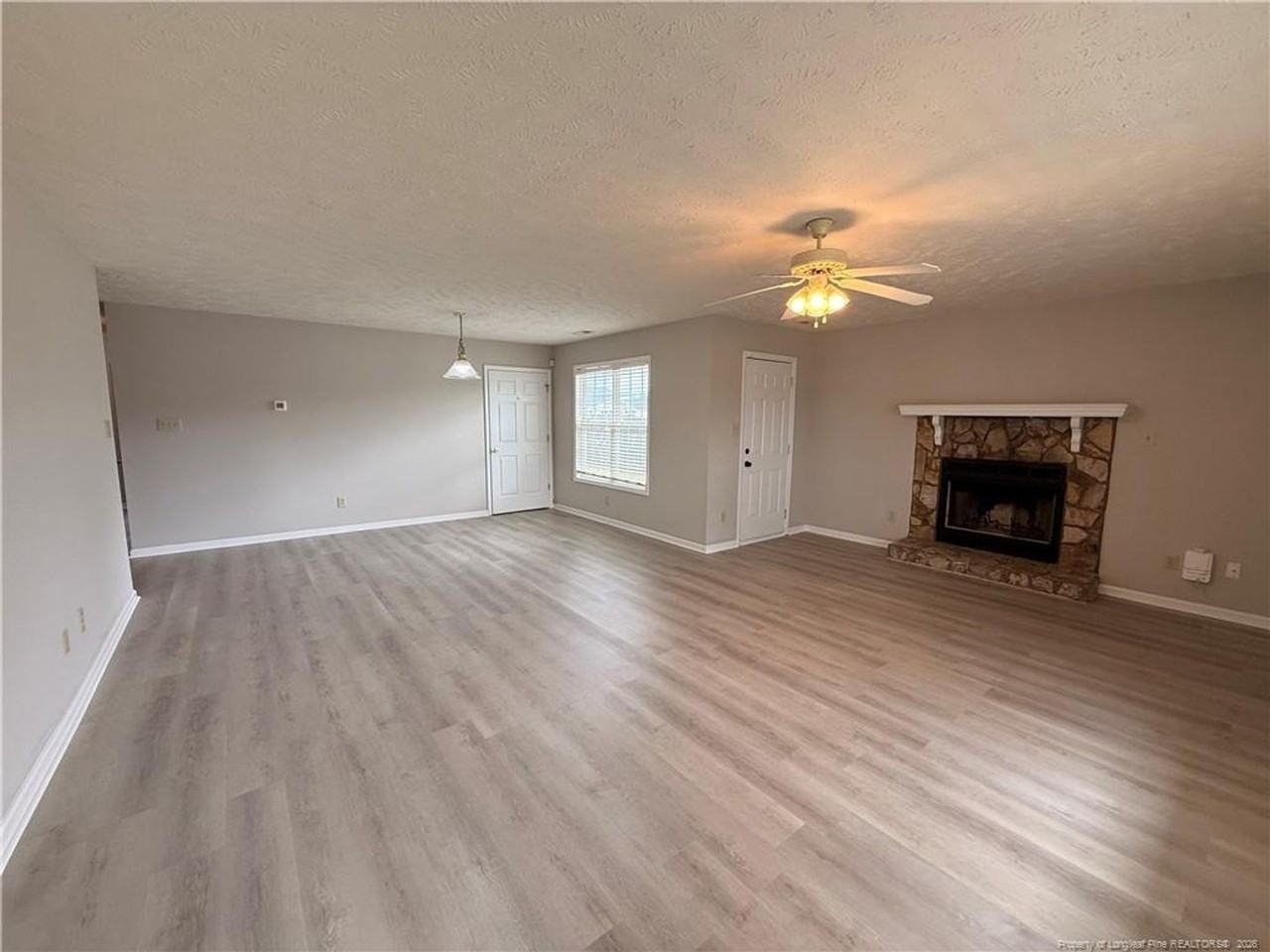 105 Yasmine Dr - Photo 2 of 15