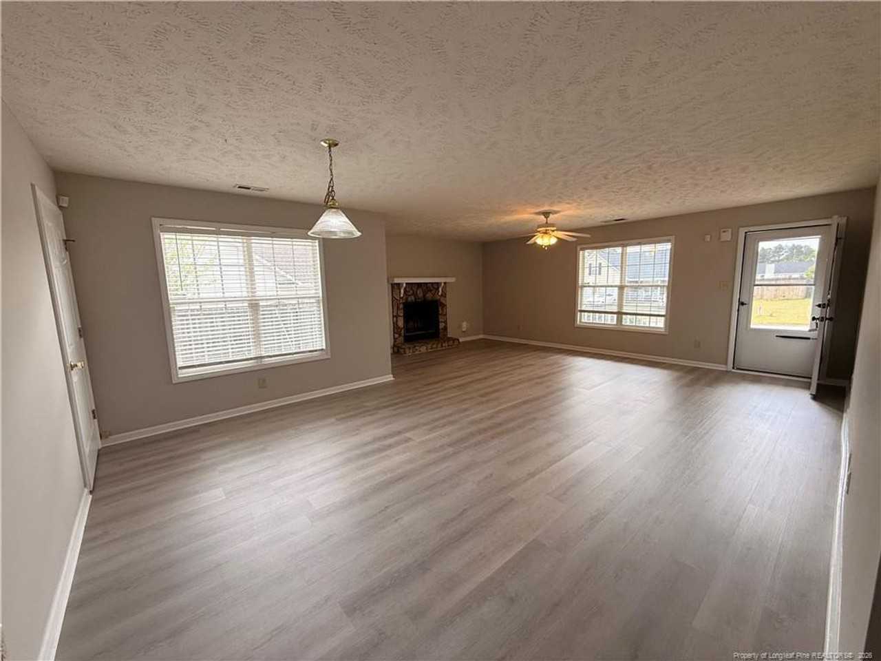 105 Yasmine Dr - Photo 3 of 15