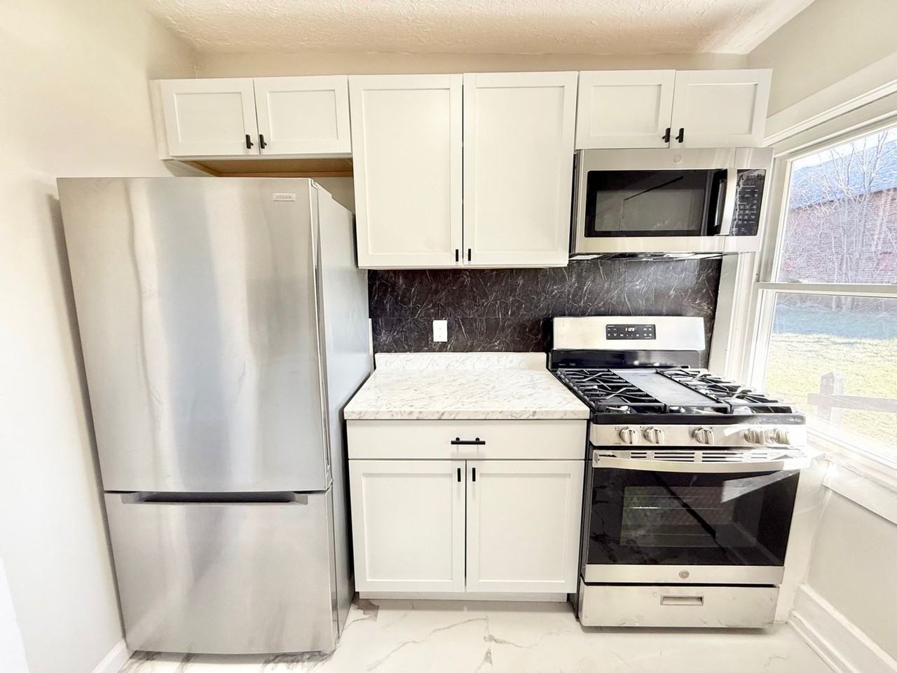 924 Spring Ave Ne - Photo 5 of 46