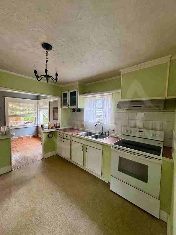 914 Taylor St E - Photo 7 of 18