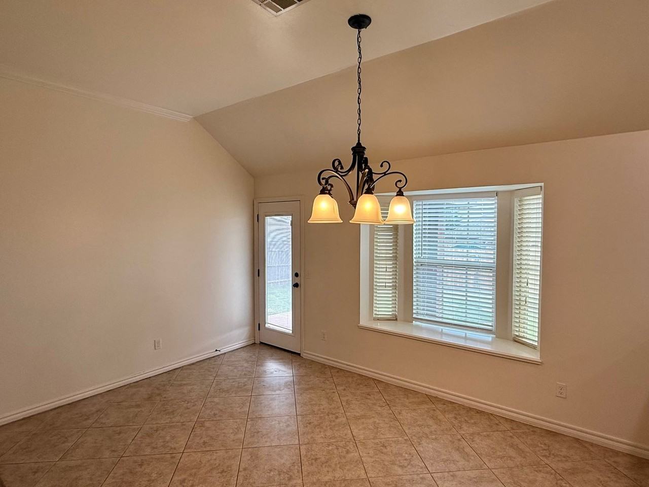 6609 Nw 159th St - Photo 4 of 15