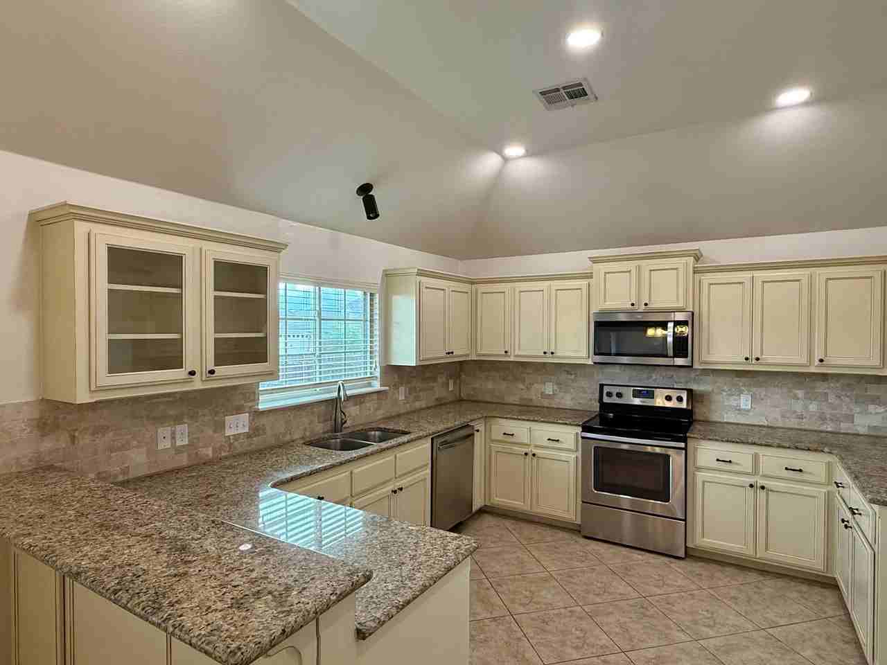 6609 Nw 159th St - Photo 5 of 15