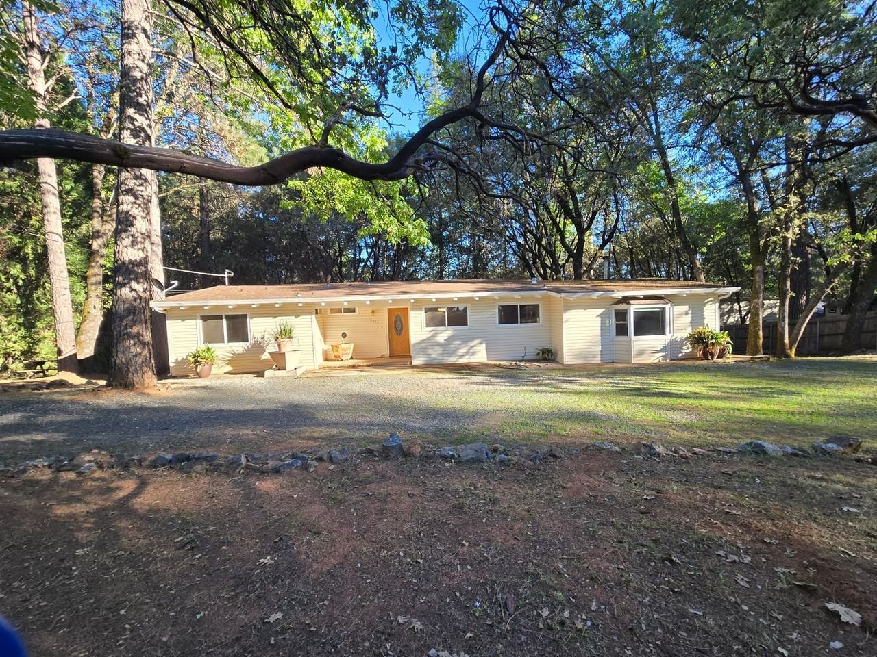 1495 Hillcrest Blvd - Photo 2 of 27