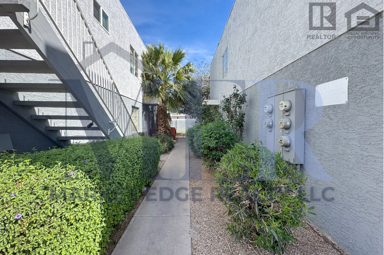 2609 W Ocotillo Rd #4 - Photo 7 of 41