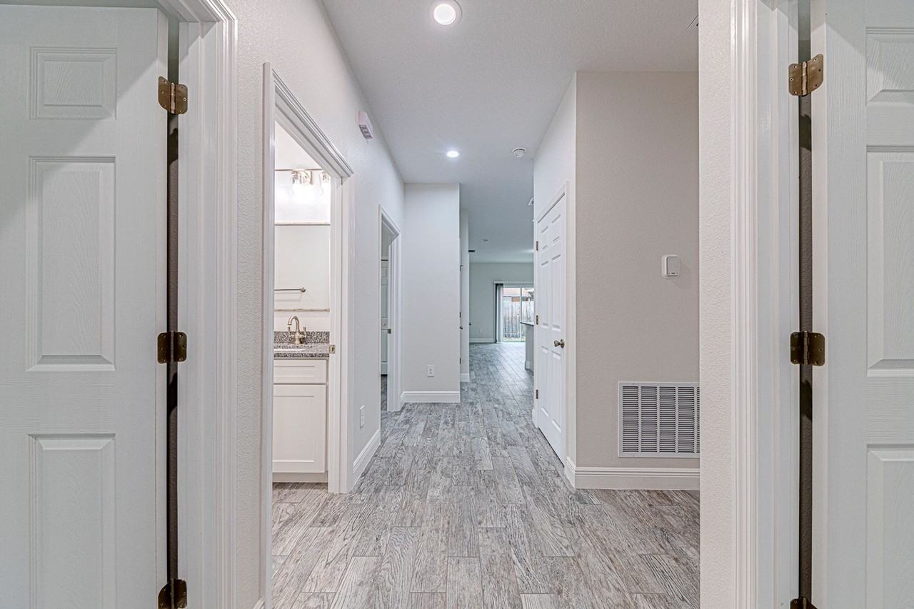 4949 Ives Ave - Photo 2 of 25