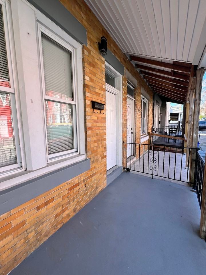 460 E Mechanic St - Photo 3 of 22